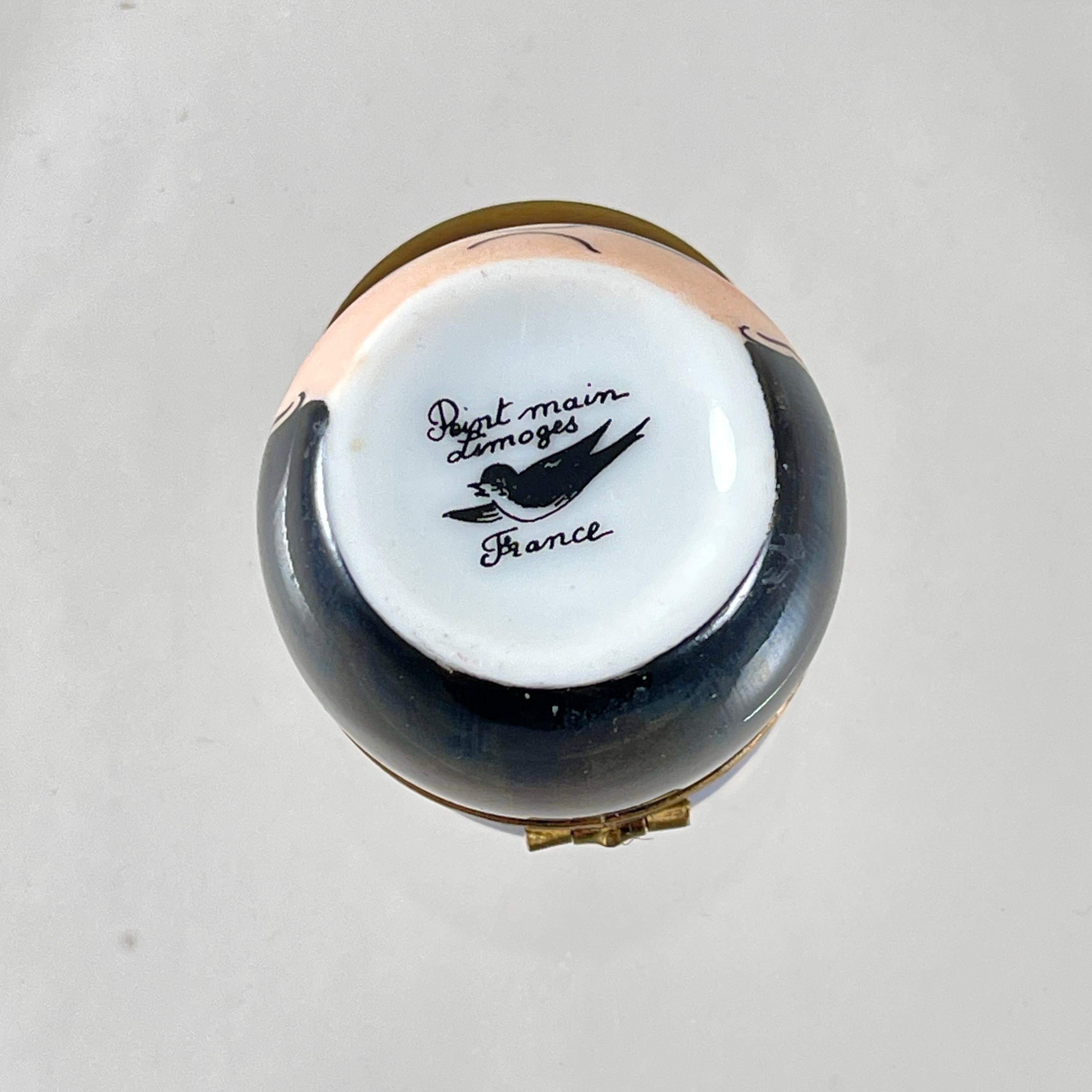 Caja de baratijas Gendarme de porcelana esmaltada de Limoges (Francia) en venta 2