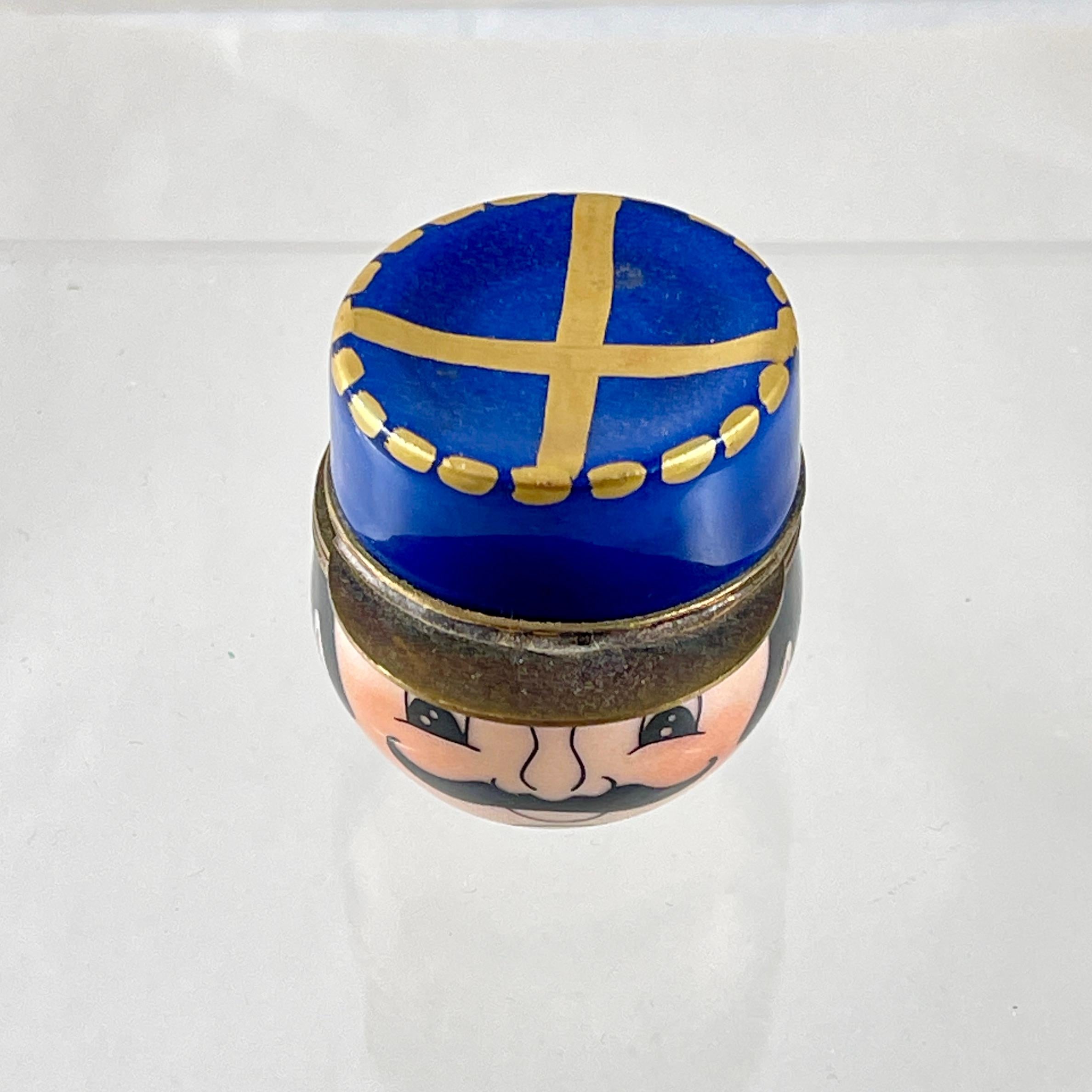 Caja de baratijas Gendarme de porcelana esmaltada de Limoges (Francia) Provincial francés en venta