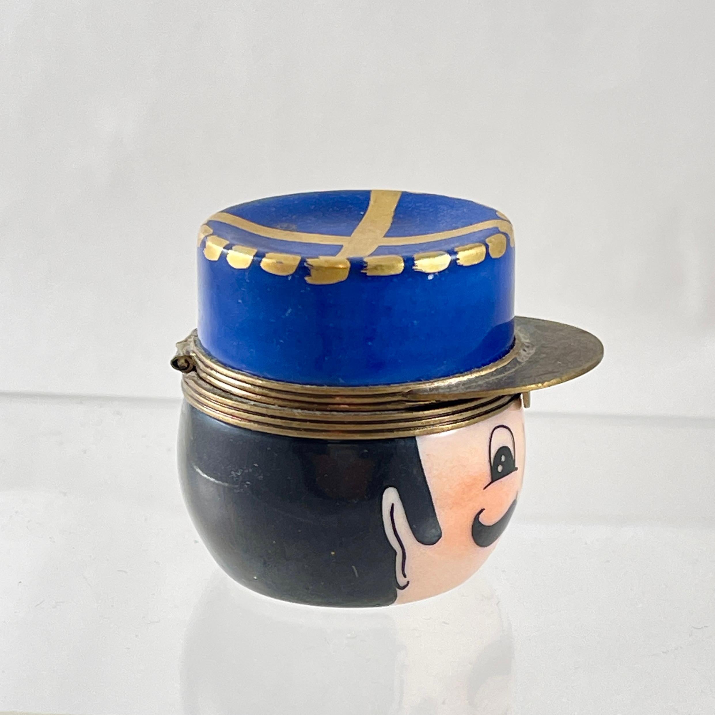 Caja de baratijas Gendarme de porcelana esmaltada de Limoges (Francia) Hecho a mano en venta