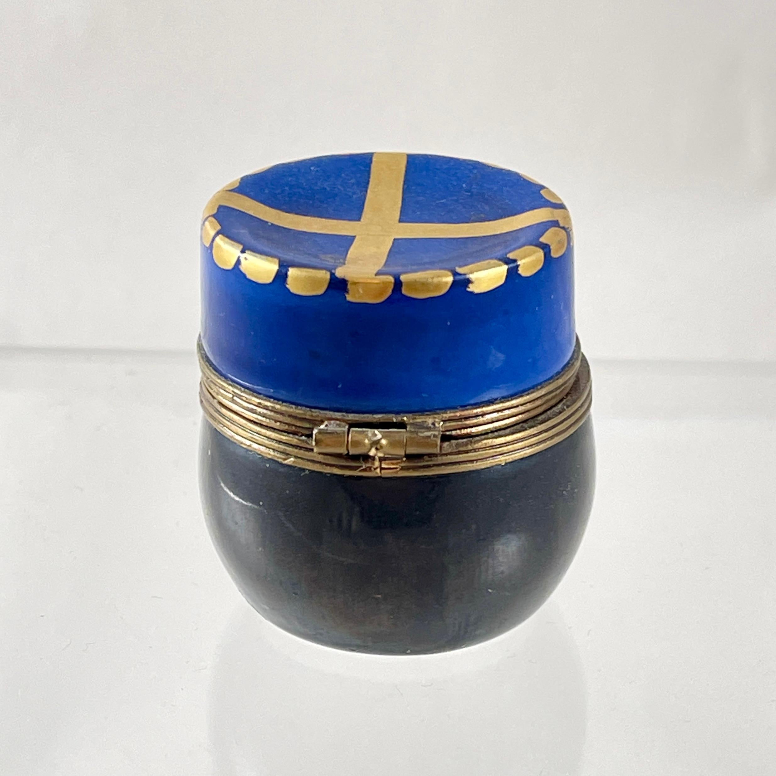 Caja de baratijas Gendarme de porcelana esmaltada de Limoges (Francia) en Bueno estado para la venta en Philadelphia, PA