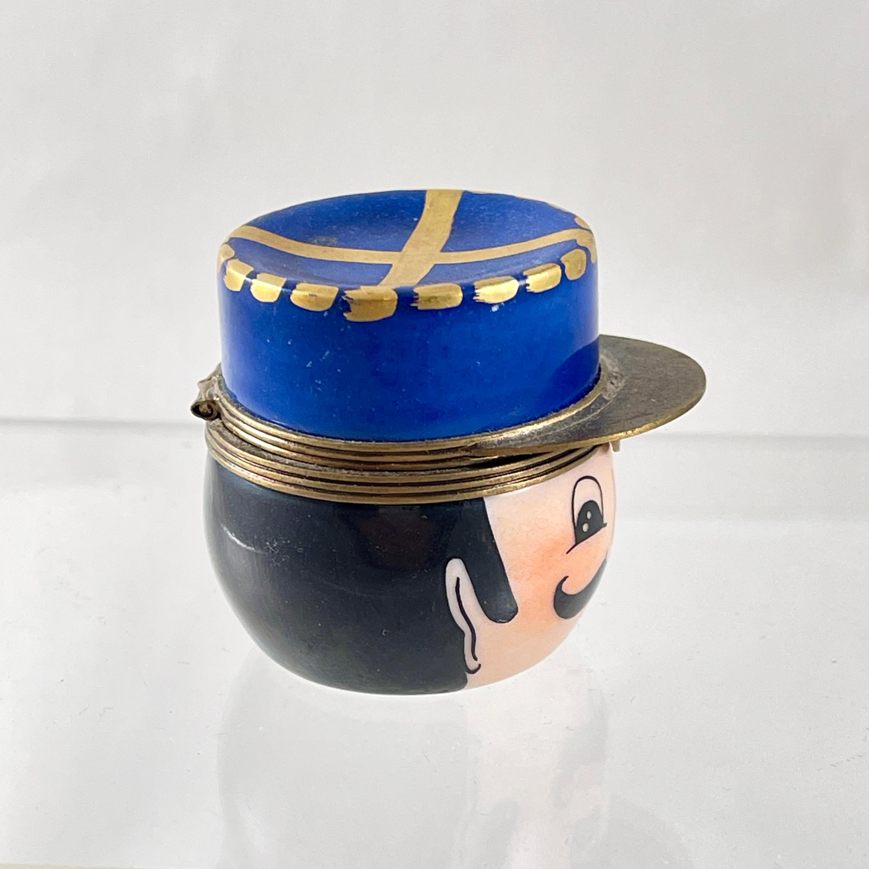 Caja de baratijas Gendarme de porcelana esmaltada de Limoges (Francia) finales del siglo XX en venta