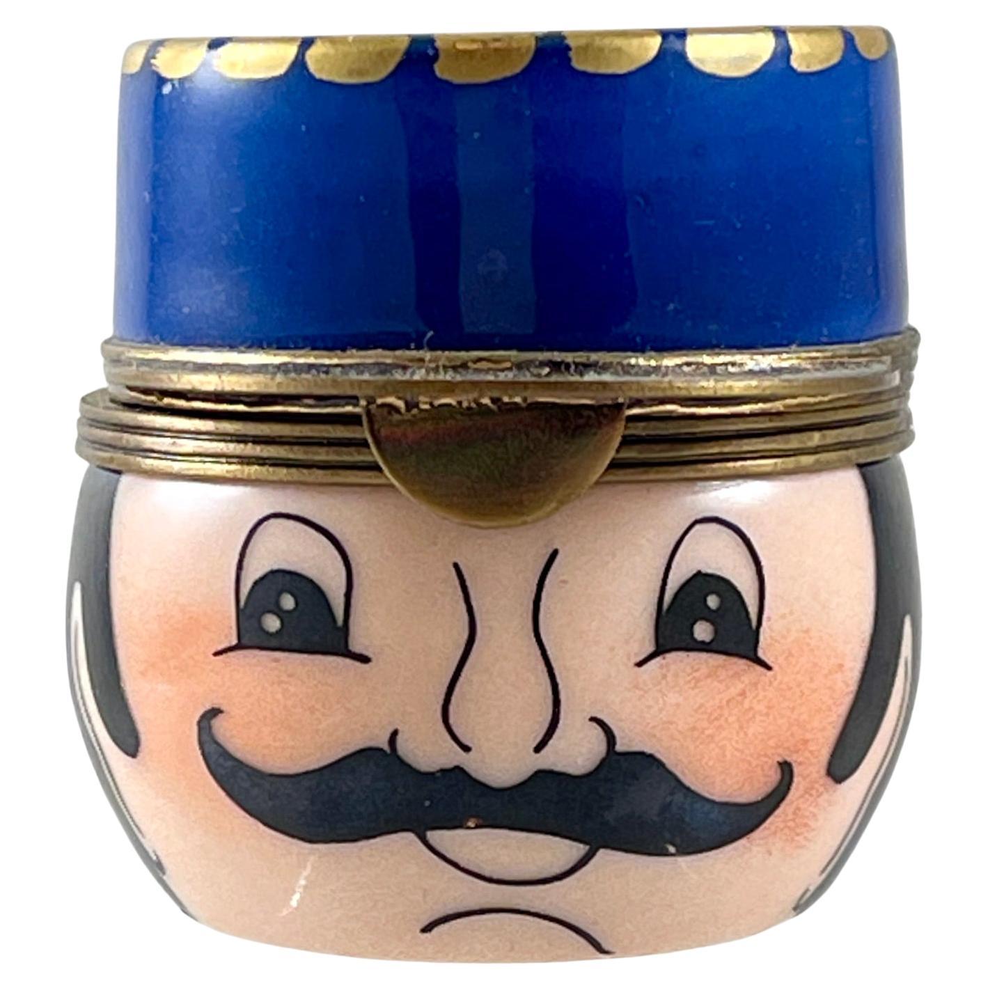 Caja de baratijas Gendarme de porcelana esmaltada de Limoges (Francia)