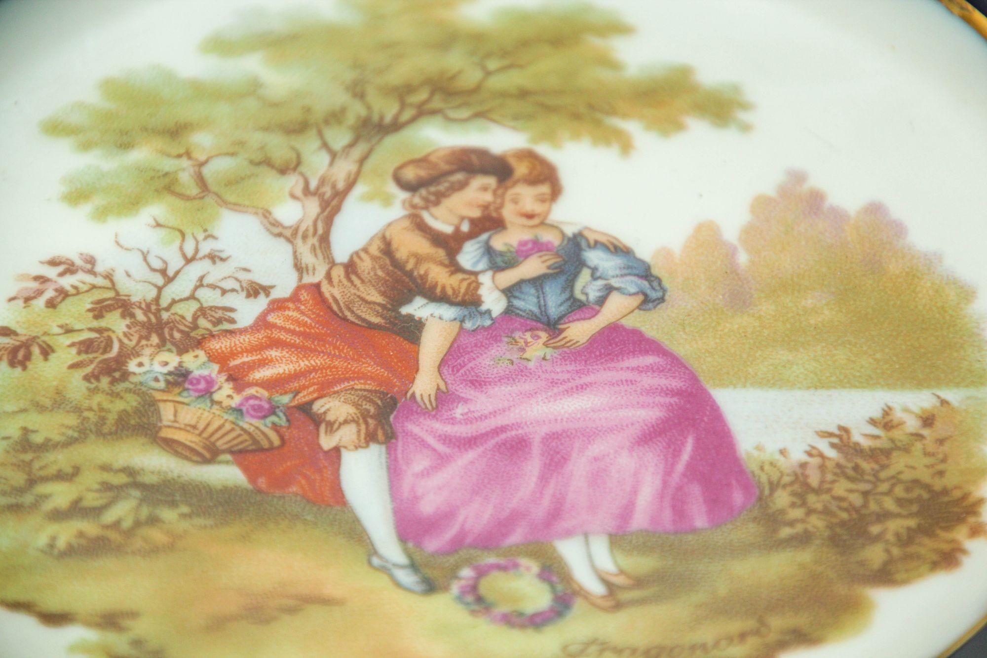 Plato de Porcelana Fina de Limoges Francia Pintado a Mano con Escena Romántica de Fragonard Luis XIV en venta