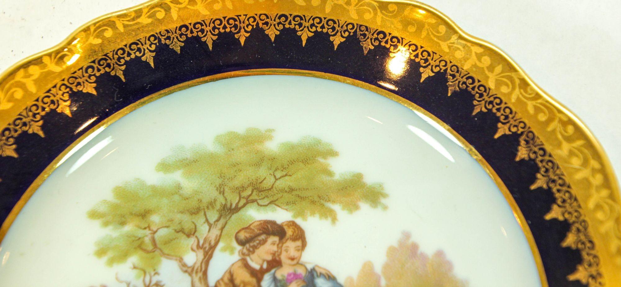 Plato de Porcelana Fina de Limoges Francia Pintado a Mano con Escena Romántica de Fragonard Francés en venta