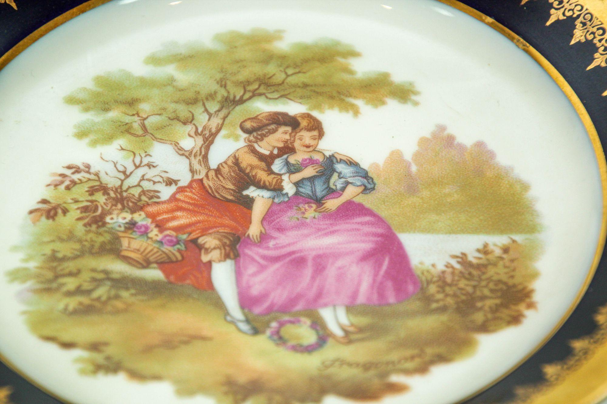 Plato de Porcelana Fina de Limoges Francia Pintado a Mano con Escena Romántica de Fragonard Hecho a mano en venta