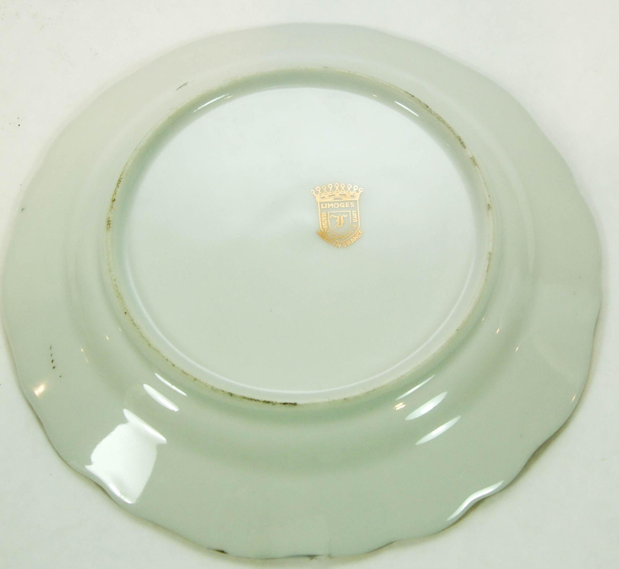 Plato de Porcelana Fina de Limoges Francia Pintado a Mano con Escena Romántica de Fragonard en Bueno estado para la venta en North Hollywood, CA