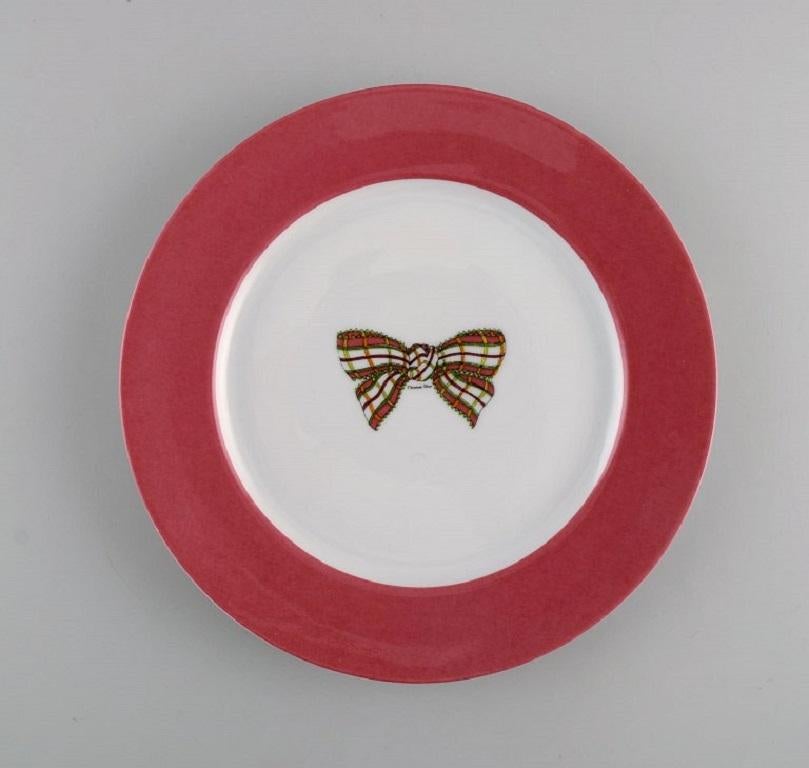 Limoges, France. Five Christian Dior porcelain plates decorated with bow and pink border. 1980s.
Measures: diameter: 20.5 cm.
In excellent condition.
Stamped.