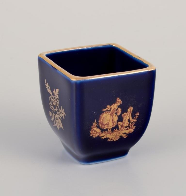 Français Limoges, France. Cinq vases miniatures en porcelaine décorés à la feuille d'or. en vente