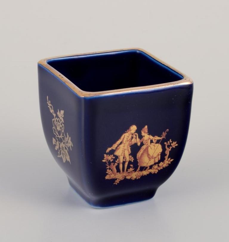 Vernissé Limoges, France. Cinq vases miniatures en porcelaine décorés à la feuille d'or. en vente