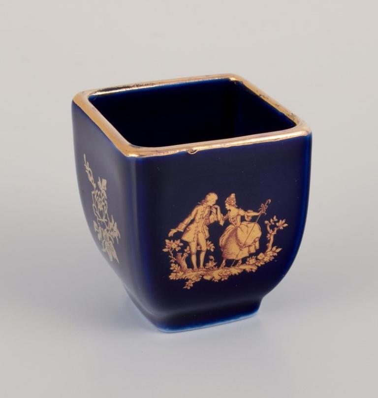 Fin du 20e siècle Limoges, France. Cinq vases miniatures en porcelaine décorés à la feuille d'or. en vente