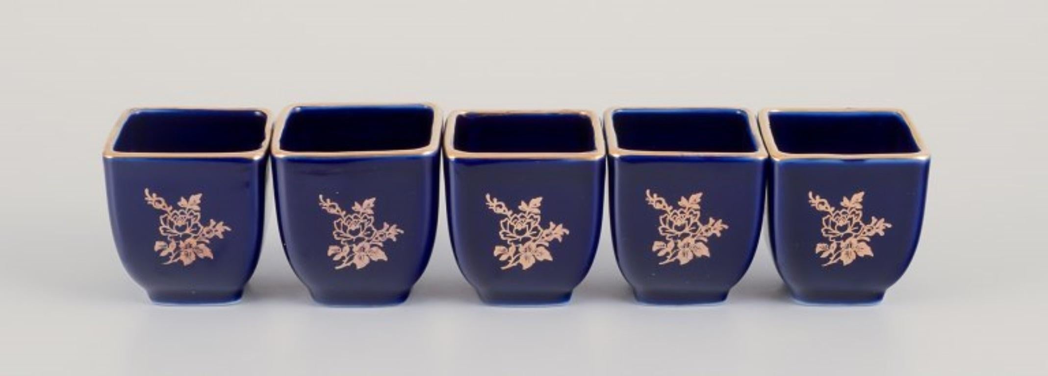 Limoges, France. Cinq vases miniatures en porcelaine décorés à la feuille d'or. en vente 1