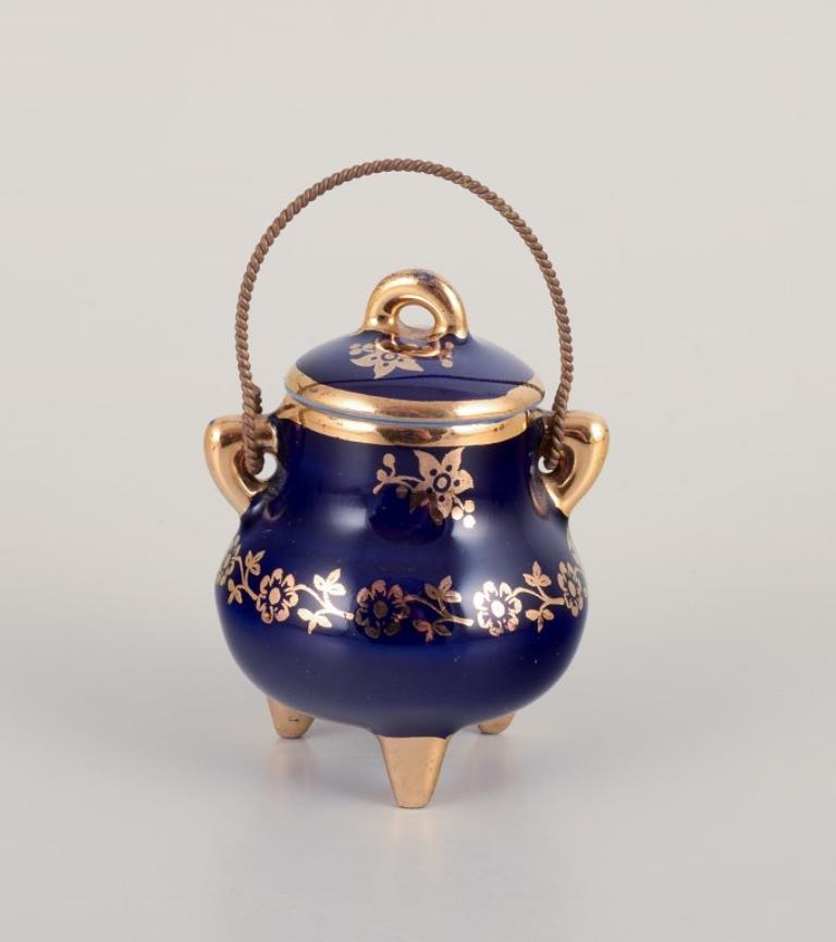 Limoges, France. Five pieces of miniature porcelain, 1970s In Excellent Condition For Sale In Copenhagen, DK
