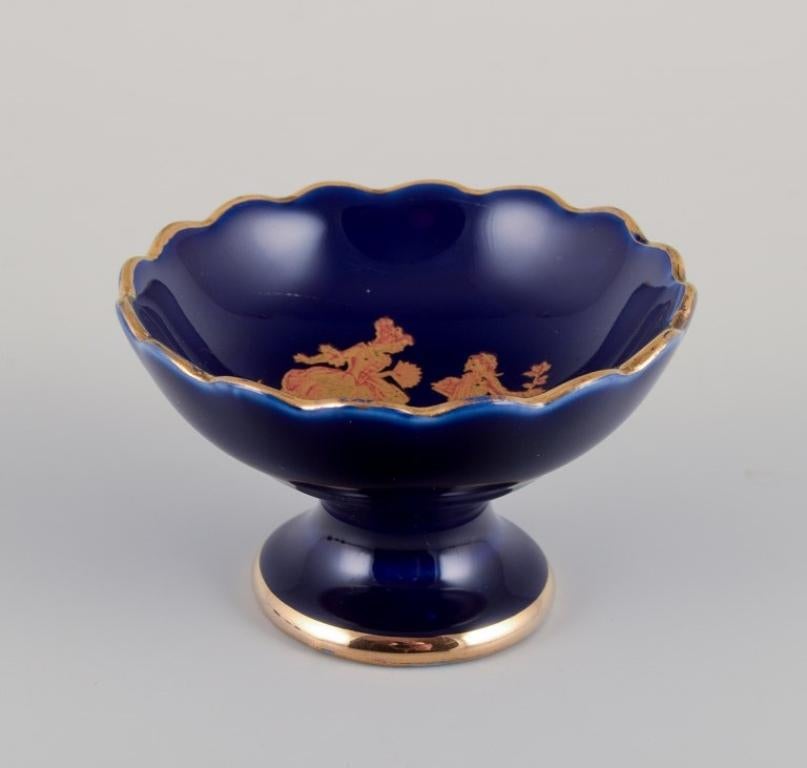Limoges, Francia. Cinco piezas de porcelana en miniatura decoradas con pan de oro de 22 quilates y bello vidriado azul real. Escena galante. Aproximadamente 1970.
Procedencia: Procedente de una gran colección privada francesa de porcelana de