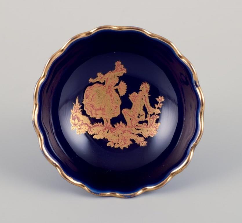 Limoges, Francia. Cinco piezas de porcelana en miniatura decoradas con pan de oro. Francés en venta