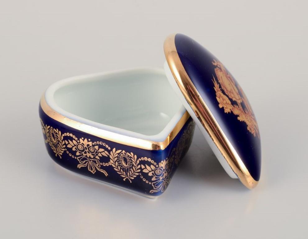 Limoges, Francia. Cinco piezas de porcelana en miniatura decoradas con pan de oro. en Excelente estado para la venta en Copenhagen, DK