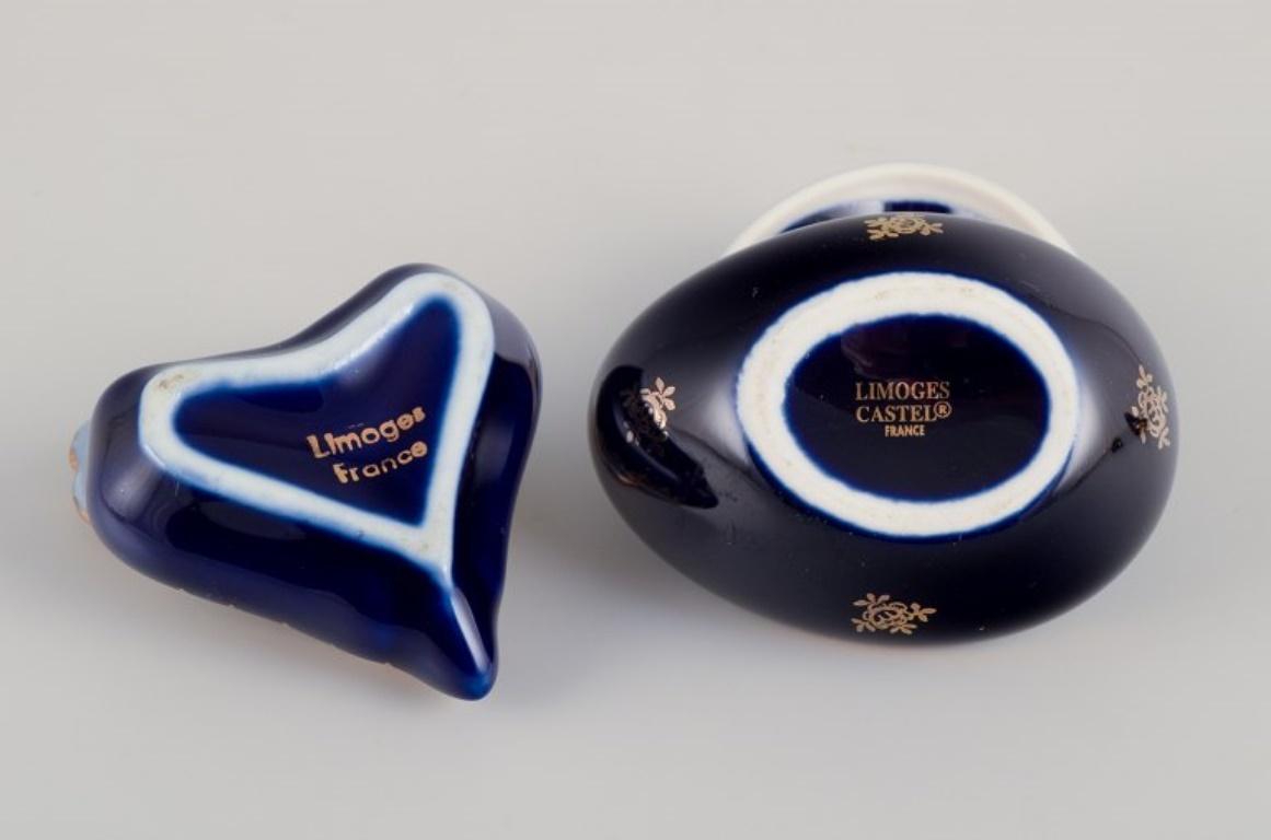 Limoges, Francia. Cinco piezas de porcelana en miniatura decoradas con pan de oro. en venta 1