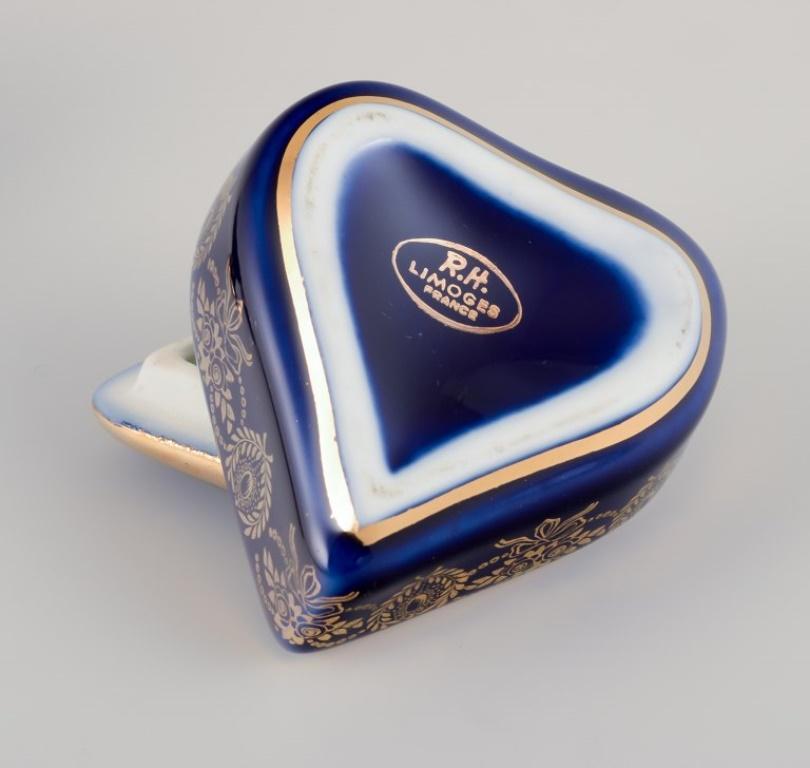 Limoges, Francia. Cinco piezas de porcelana en miniatura decoradas con pan de oro. en venta 2