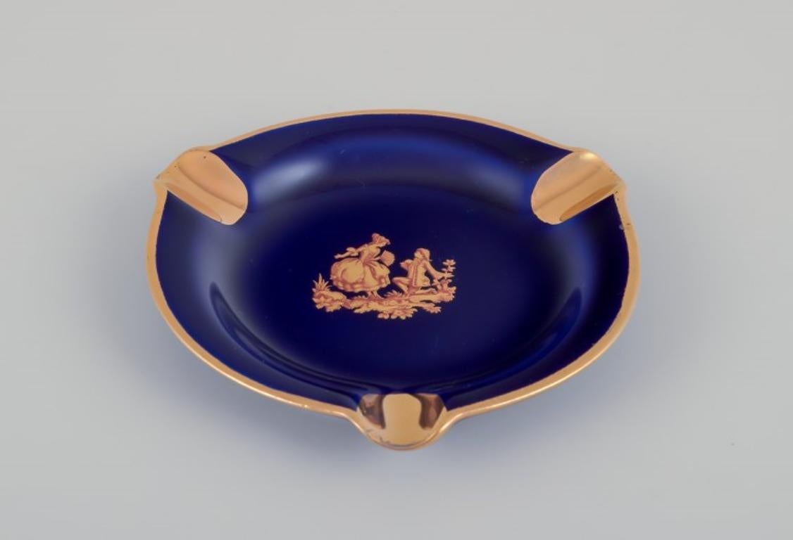 Limoges, France. Five pieces of porcelain including small trays and bowls In Excellent Condition For Sale In Copenhagen, DK