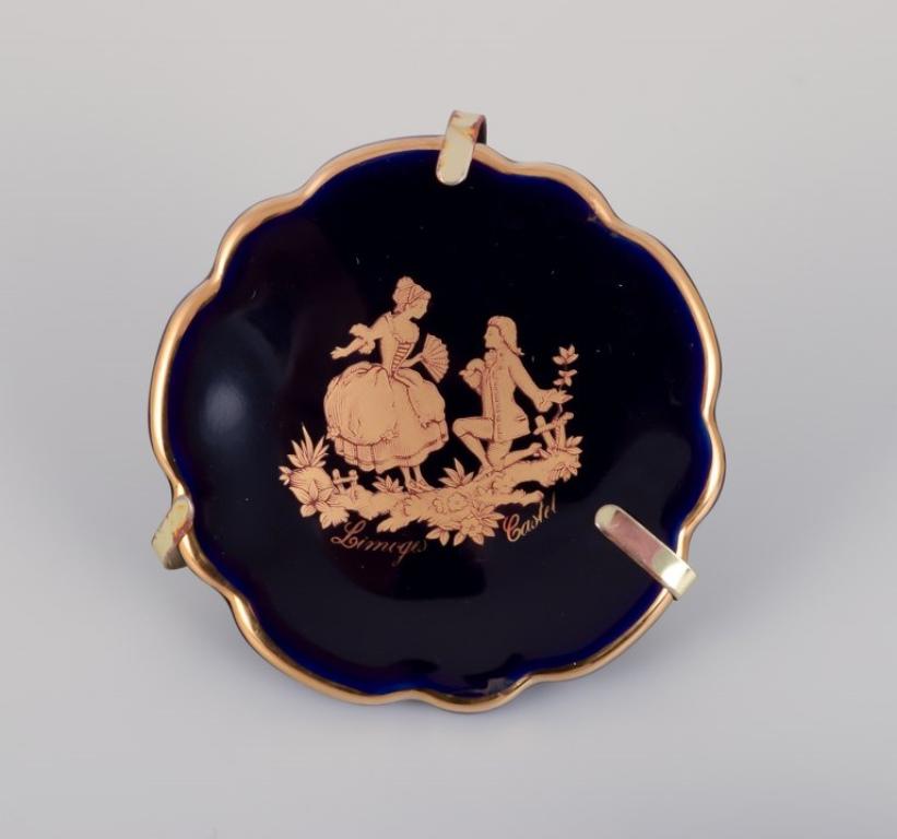 Limoges, Francia. Cinco pequeñas piezas de porcelana decoradas con pan de oro de 22 quilates. Precioso esmalte azul real. Escena galante.
Aproximadamente 1970.
Procedencia: Procedente de una gran colección privada francesa de porcelana de