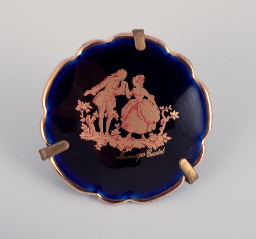 Limoges, Francia. Cinco pequeñas piezas de porcelana decoradas con pan de oro. Francés en venta