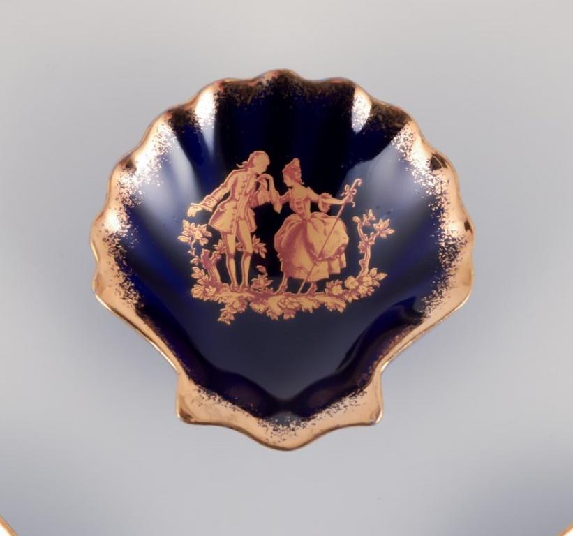 Limoges, Francia. Cinco pequeñas piezas de porcelana decoradas con pan de oro. Glaseado en venta