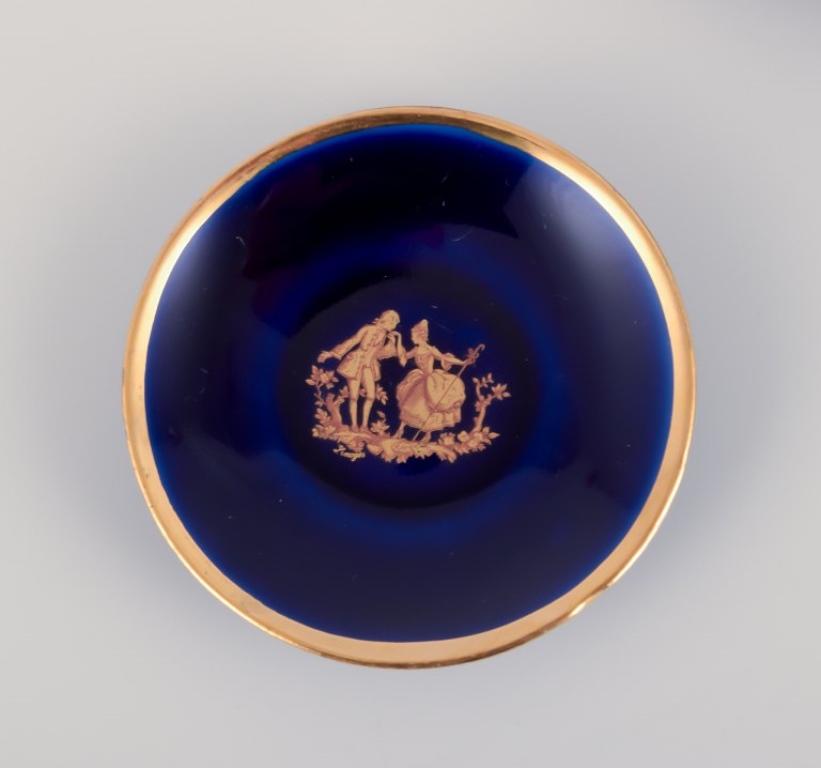 Limoges, Francia. Cinco pequeñas piezas de porcelana decoradas con pan de oro. en Excelente estado para la venta en Copenhagen, DK