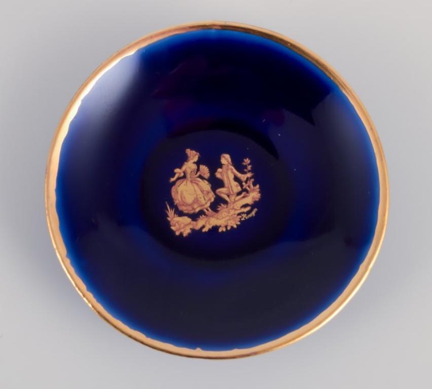 Limoges, Francia. Cinco pequeñas piezas de porcelana decoradas con pan de oro. finales del siglo XX en venta