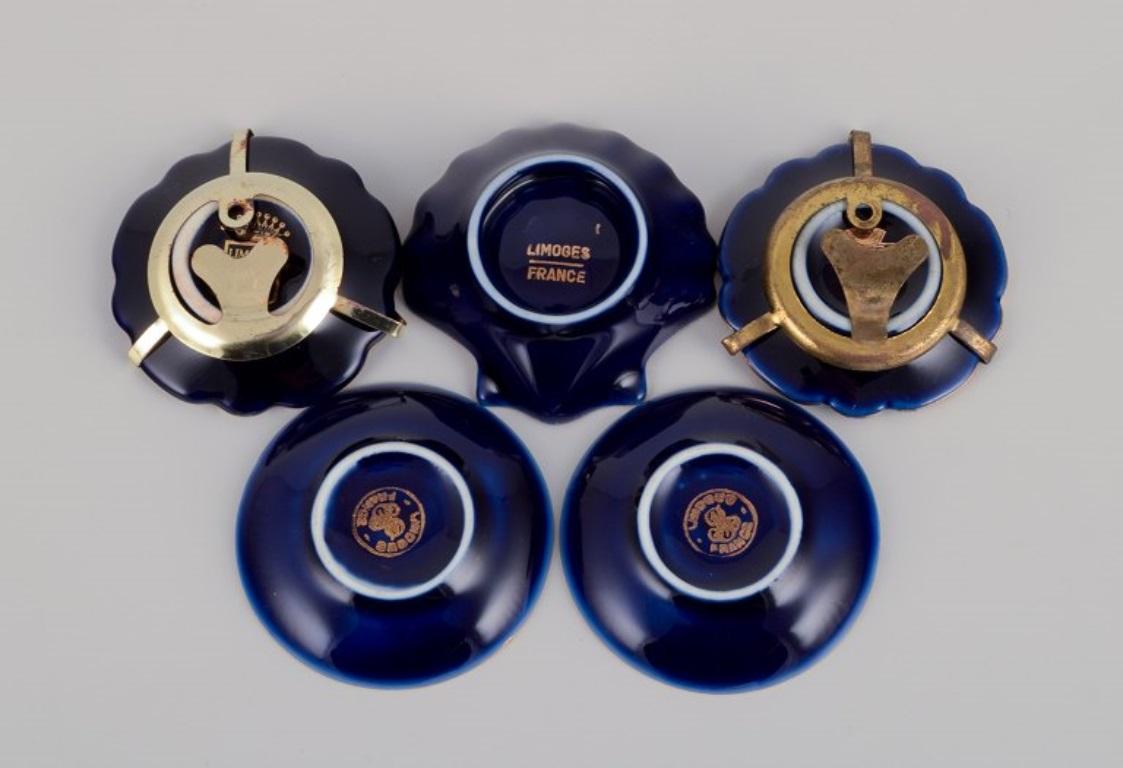 Limoges, Francia. Cinco pequeñas piezas de porcelana decoradas con pan de oro. Porcelana en venta