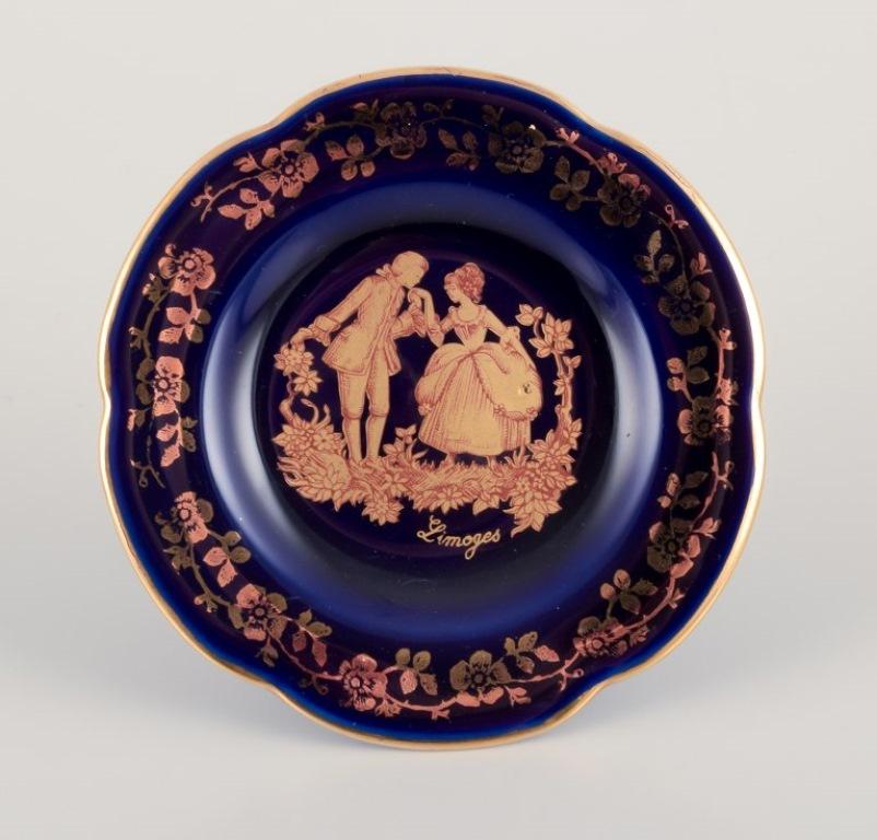 Limoges, Francia. Cuatro piezas de porcelana en miniatura decoradas con pan de oro de 22 quilates y bello vidriado azul real. Escena galante. Aproximadamente 1970.
Procedencia: Procedente de una gran colección privada francesa de porcelana de