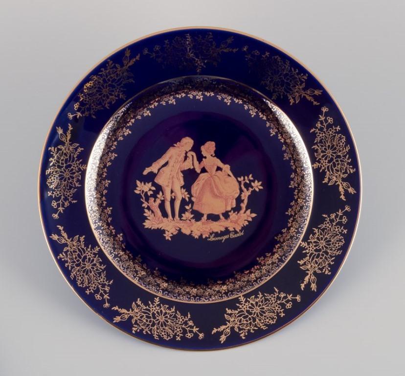 Limoges, Francia. Cuatro platos de porcelana decorados con pan de oro de 22 quilates. Precioso esmalte azul real. Escena galante.
Aproximadamente desde 1970.
Procedencia: Procedente de una gran colección privada francesa de porcelana de