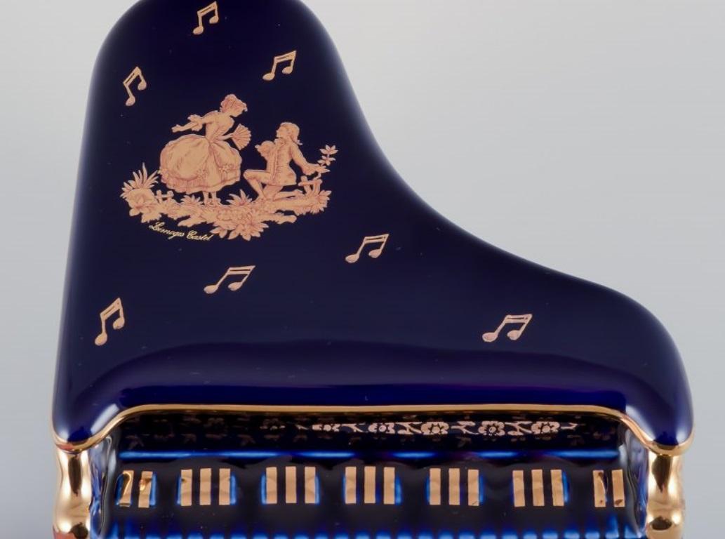 Limoges, Francia. Cuatro instrumentos musicales de porcelana, años 70 Glaseado en venta