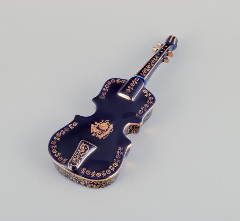 Limoges, Francia. Cuatro instrumentos musicales de porcelana, años 70 finales del siglo XX en venta