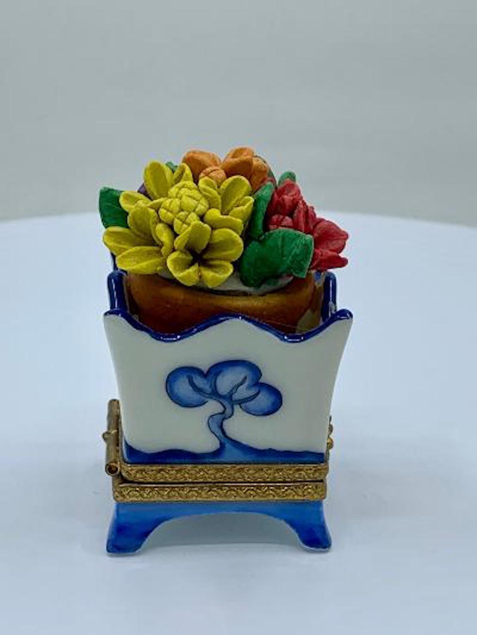 Hand-Painted Limoges France Hand Painted Blue Willow Design Flower Pot Porcelain Trinket Box