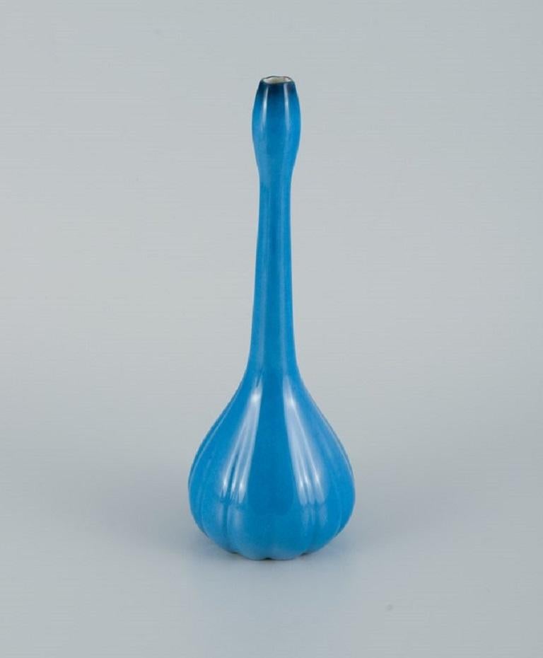 Limoges, France, vase en porcelaine peint à la main en turquoise.
Forme organique élancée de style Art déco.
Décorée par Le Chambrelain.
Environ les années 1930.
En parfait état.
Dimensions : D 8,5 x H 25,0 cm.