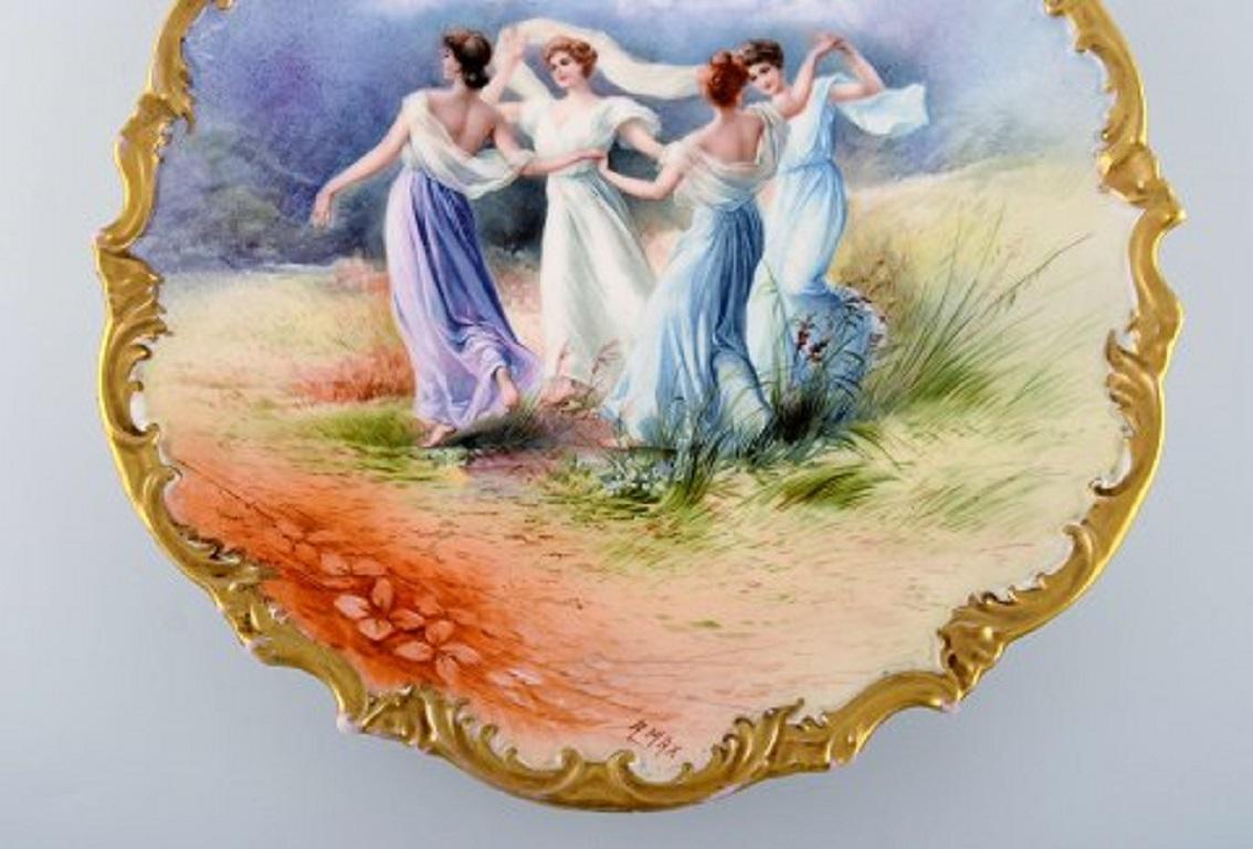 Français Grand plat ancien en porcelaine peinte à la main représentant des femmes dansant, Limoges, France en vente