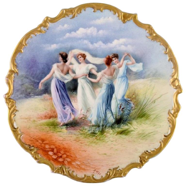 Grand plat ancien en porcelaine peinte à la main représentant des femmes dansant, Limoges, France