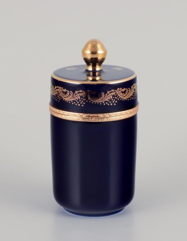 Limoges, Francia. Caja de porcelana con tapa y monturas de latón. Francés en venta
