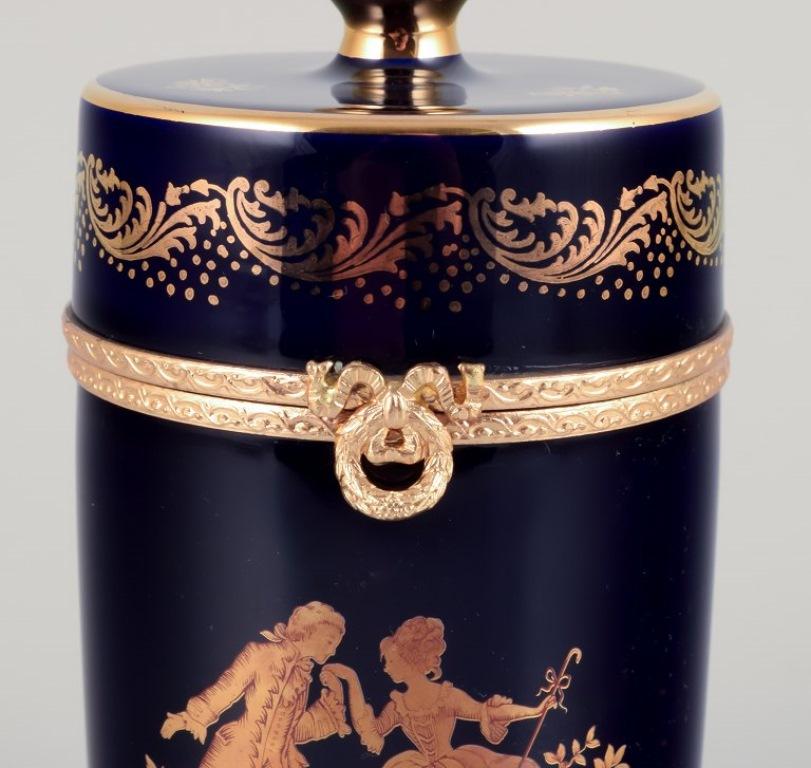 Limoges, Francia. Caja de porcelana con tapa y monturas de latón. Glaseado en venta
