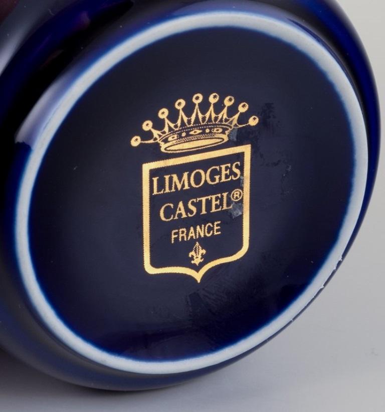 Limoges, Francia. Caja de porcelana con tapa y monturas de latón. finales del siglo XX en venta
