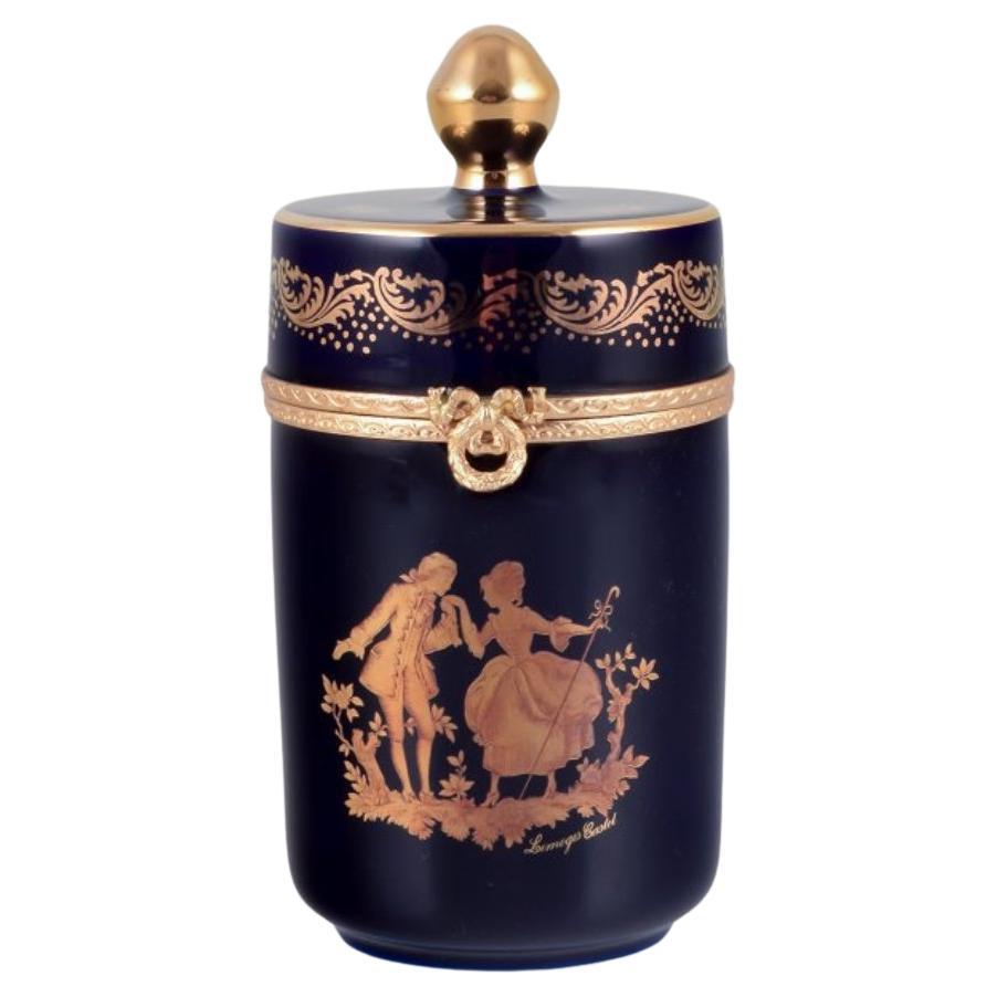 Limoges, Francia. Caja de porcelana con tapa y monturas de latón. en venta