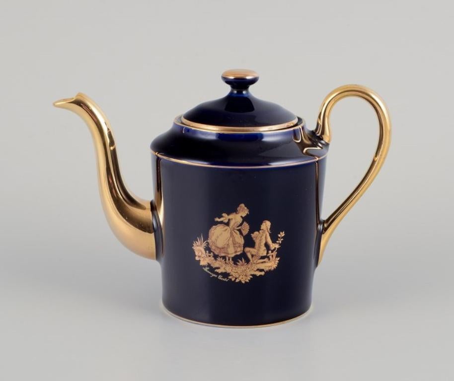 Limoges, Francia. Cafetera y jarra de agua en miniatura de porcelana, decoradas con pan de oro de 22 quilates y un hermoso esmalte azul real. Escena galante. 
Aproximadamente 1970.
Procedencia: Procedente de una gran colección privada francesa de