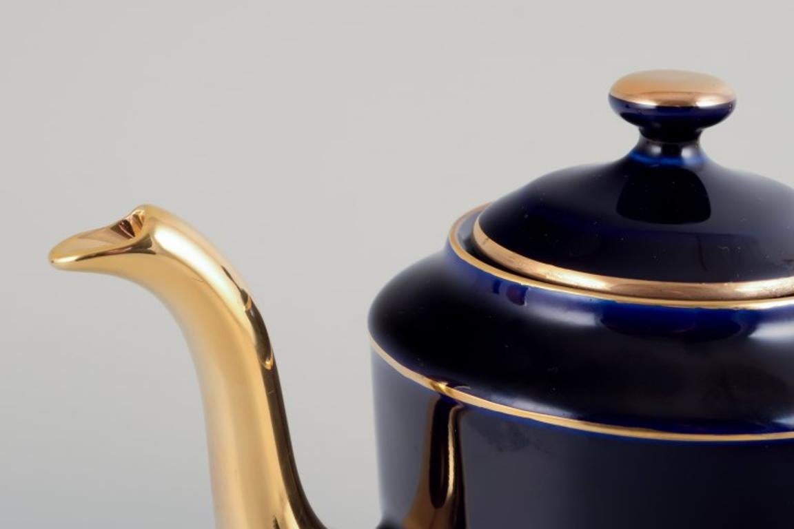 Limoges, Francia. Cafetera y jarra de agua en miniatura de porcelana. Glaseado en venta
