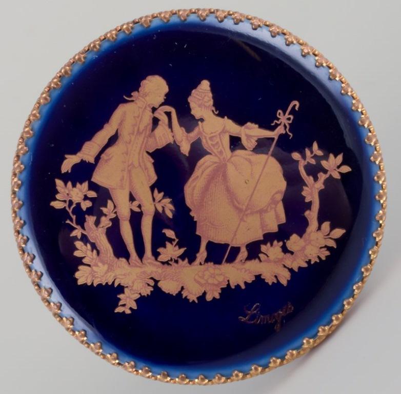 Limoges, Frankreich. Miniature Tisch und Stühle aus Messing und Porzellan. (Französisch) im Angebot