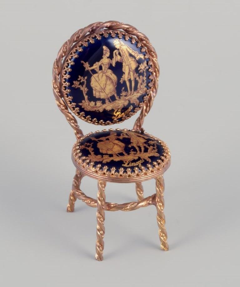 Limoges, Frankreich. Miniature Tisch und Stühle aus Messing und Porzellan. (Glasiert) im Angebot