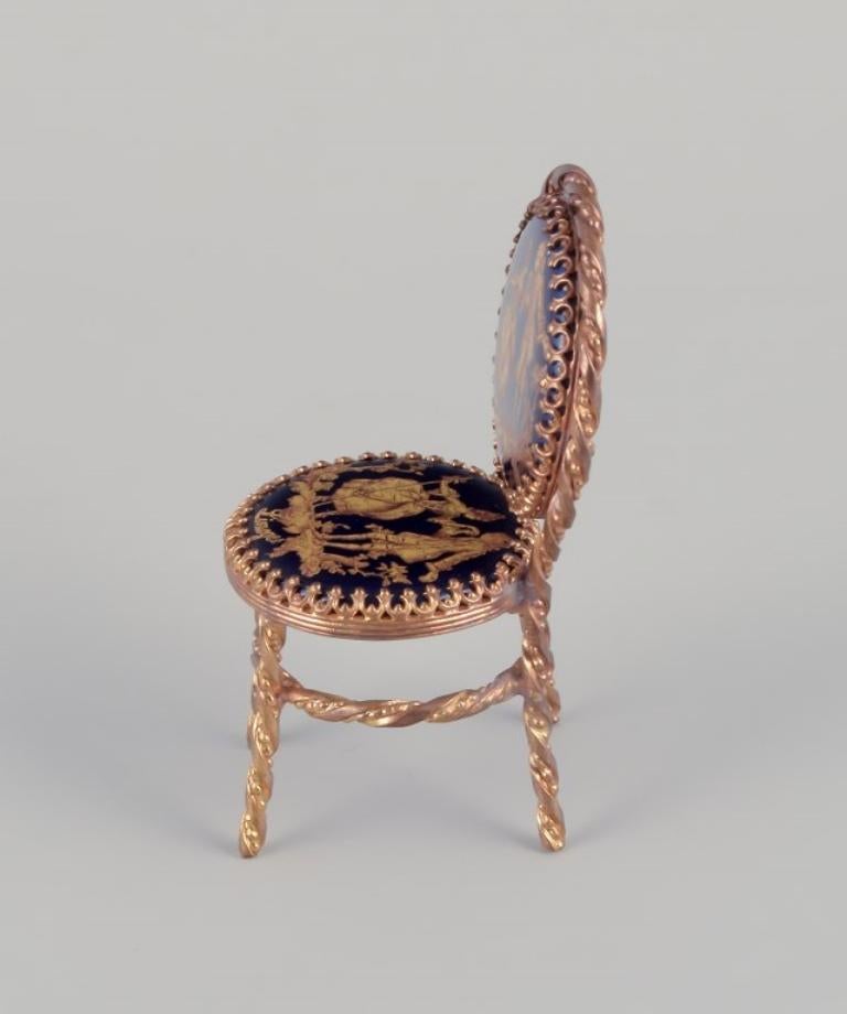 Limoges, Frankreich. Miniature Tisch und Stühle aus Messing und Porzellan. im Zustand „Hervorragend“ im Angebot in København, Copenhagen
