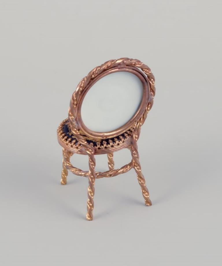 Limoges, Frankreich. Miniature Tisch und Stühle aus Messing und Porzellan. (Ende des 20. Jahrhunderts) im Angebot