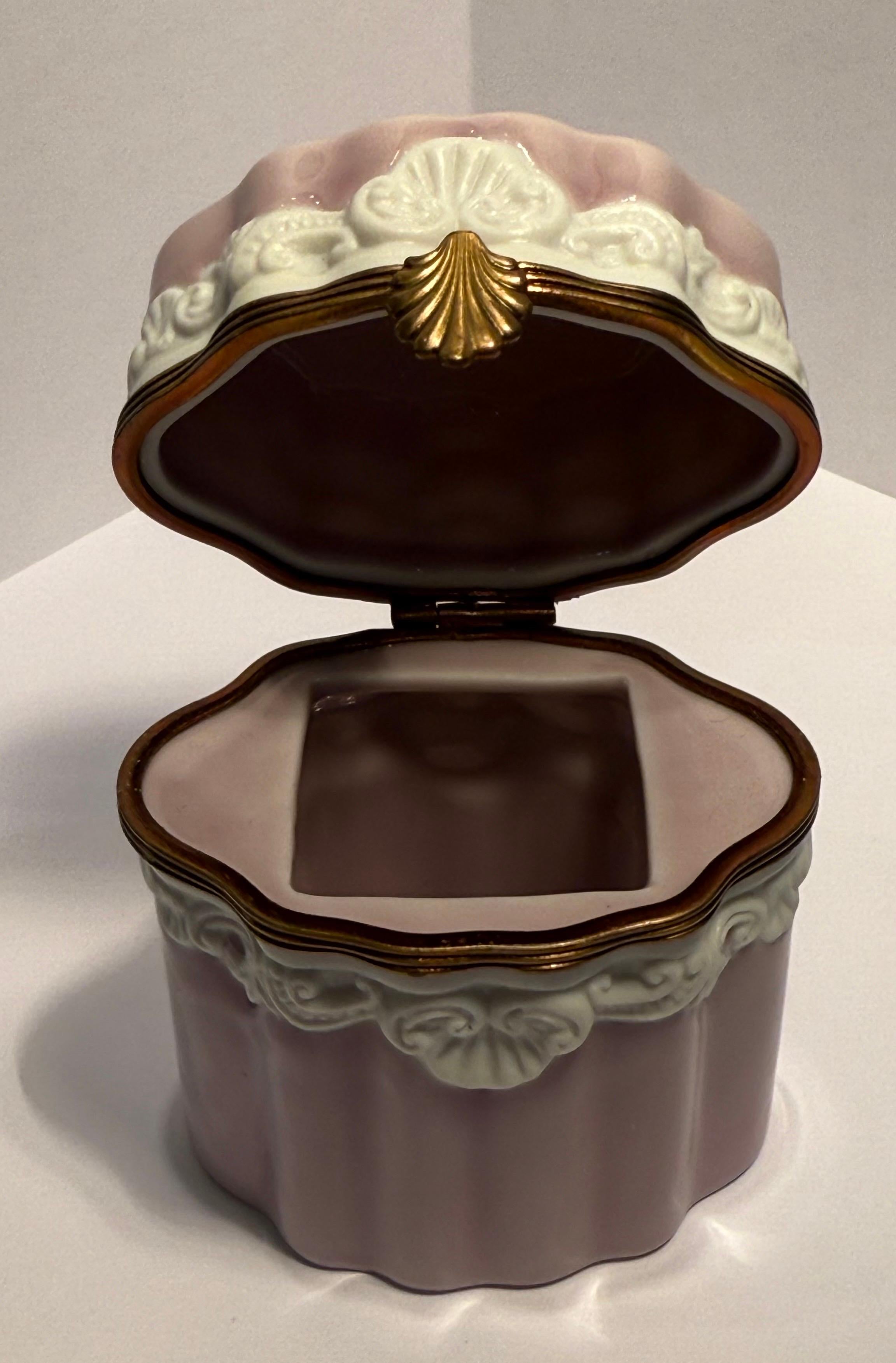 Caja ovalada de porcelana festoneada de Limoges Francia con adornos de rocalla en alto relieve Provincial francés en venta