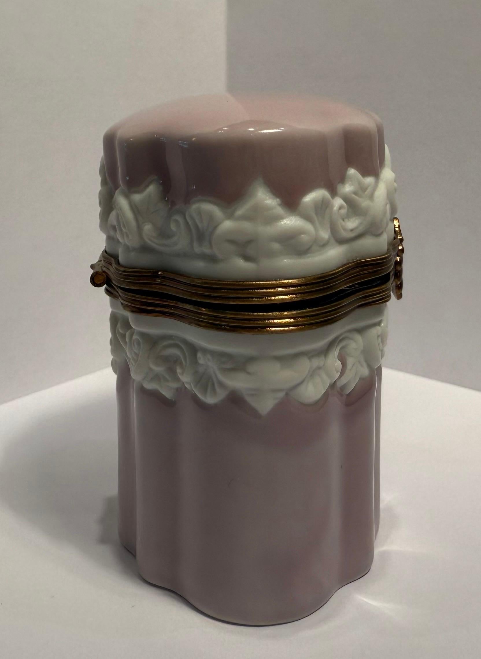 Caja ovalada de porcelana festoneada de Limoges Francia con adornos de rocalla en alto relieve Francés en venta