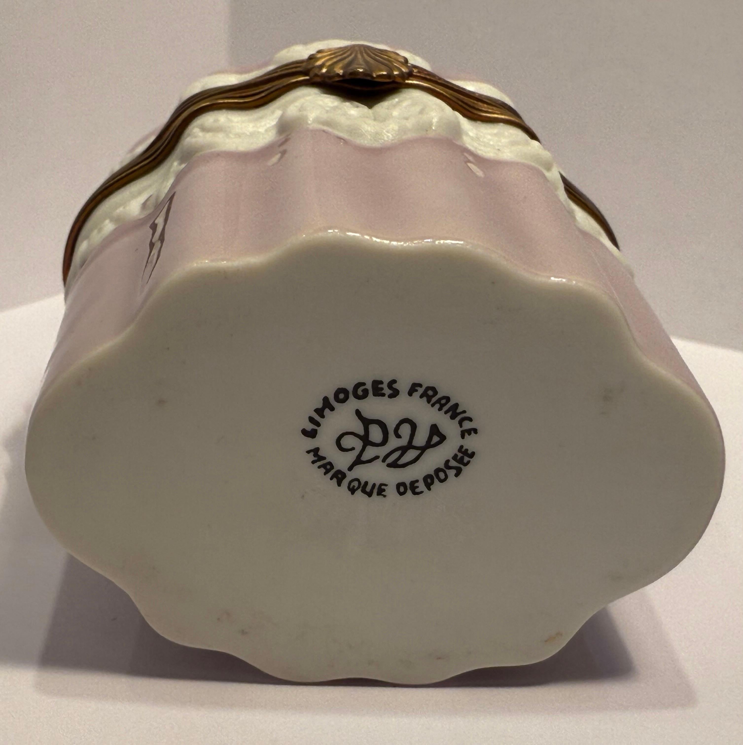 Caja ovalada de porcelana festoneada de Limoges Francia con adornos de rocalla en alto relieve Pintado a mano en venta