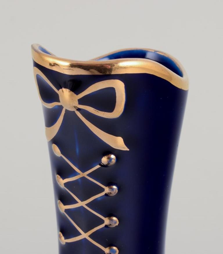 Limoges, Francia. Bota de porcelana y campana de mesa decoradas con pan de oro de 22 quilates Glaseado en venta